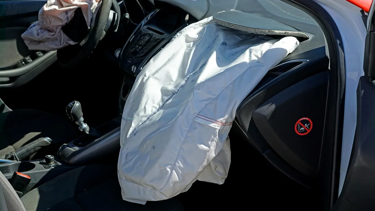 Sute de mii de automobile Citroën şi DS sunt rechemate în service din cauza problemelor la airbag-urile Takata, care între timp a dat faliment