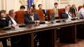 „Să nu fie un chatbot dl ministru”. Costinel-Bogdan Dumitru, așteptat aproape o jumătate de oră de comisiile parlamentare