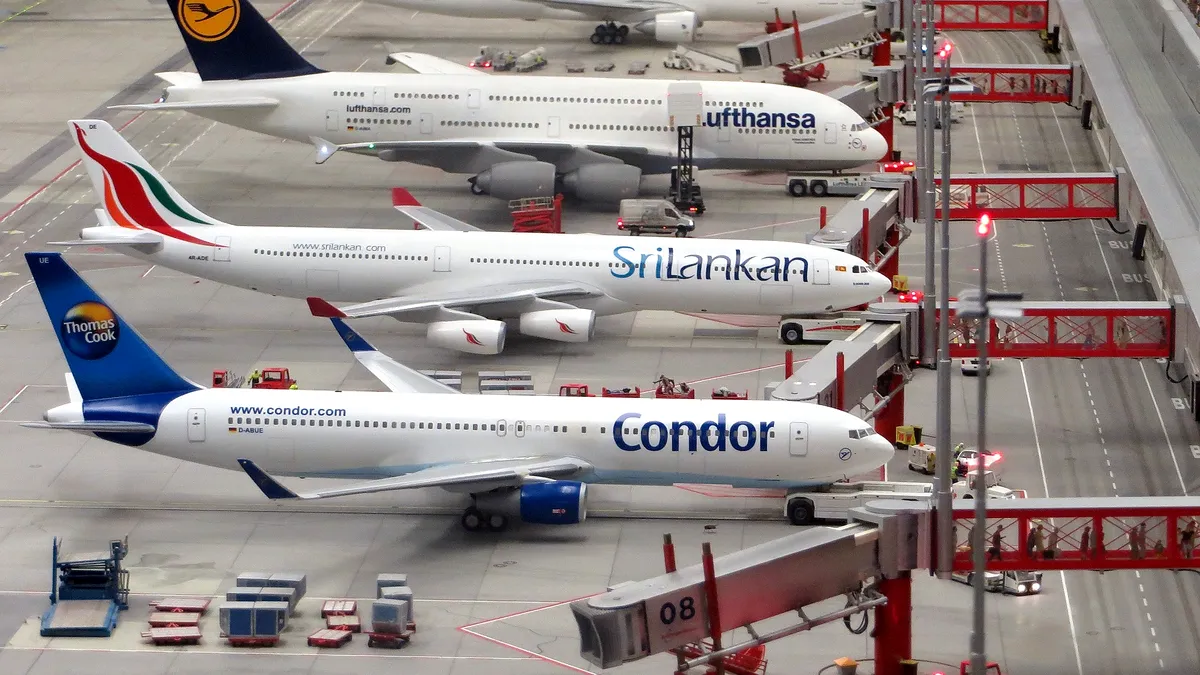 Un aeroport internațional amendează companiile aeriene care transportă pasageri nevaccinați