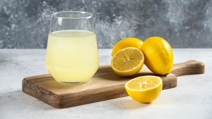 Apa cu lămâie nu e poțiune de slăbit: ce spun experții despre trendul viral