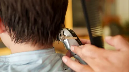 RO-ALERT. Un băiat dat dispărut a fost găsit după ce frizerița care îl tundea l-a recunoscut și a sunat la 112
