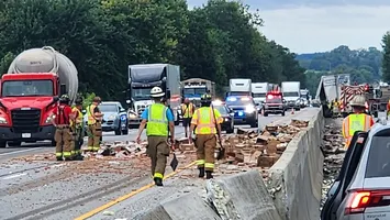 Hot dog-ii au blocat o autostradă din SUA: un accident bizar a transformat șoseaua într-un „bufet al haosului”. Au fost victime