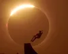 Spectacol pe cer în Spania. Un kitesurfer olimpic, surprins în fața eclipsei totale de Soare ( VIDEO)
