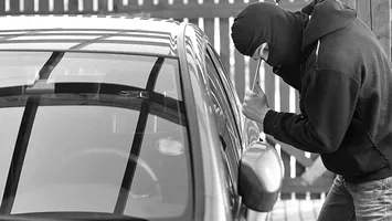 Hoții de mașini au o nouă armă. Cu ce înlocuiesc cheia în mai puțin de două minute