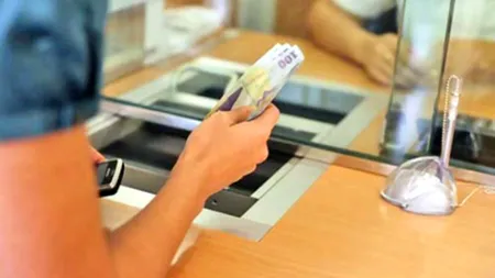 Casieriță bancară lăsată în libertate după ce a furat 500.000 euro din conturile clienților