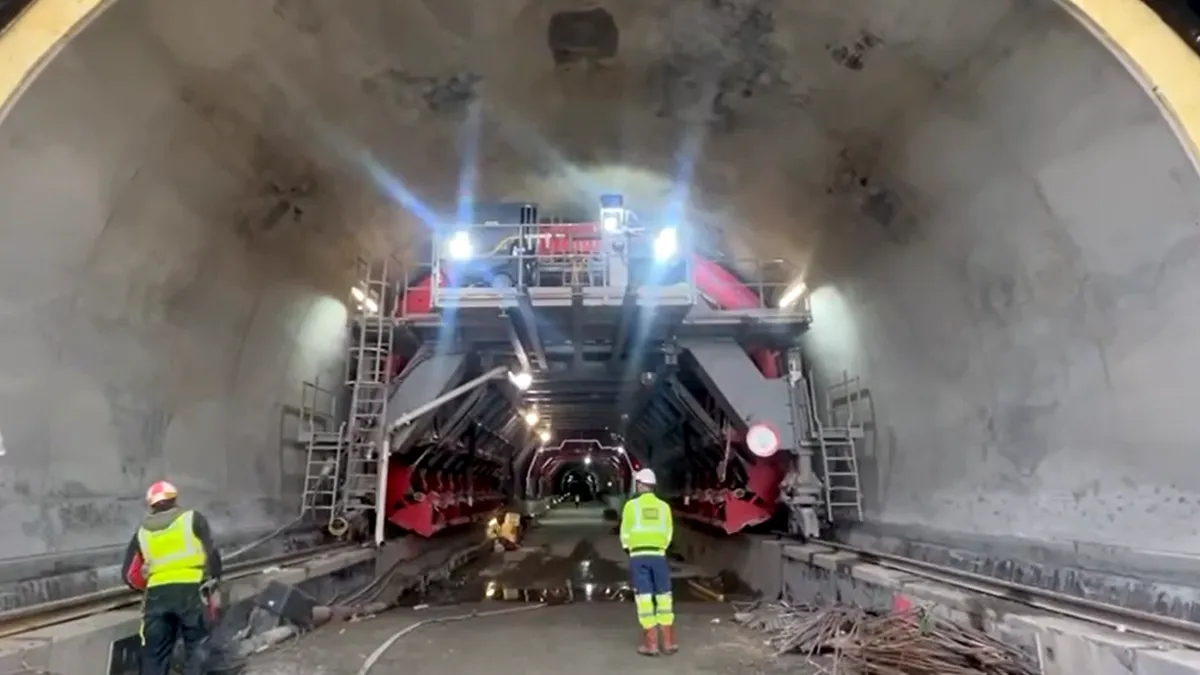 Incursiune în primul tunel săpat la nivel de autostradă din România. Încă puțin și se vede „luminița“ de la capăt (VIDEO)