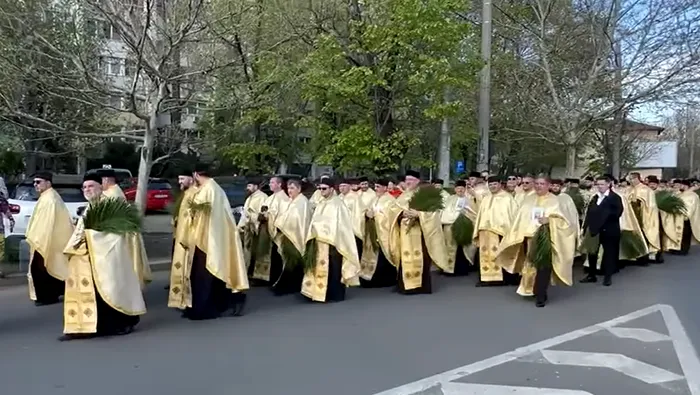 Piedone a împărțit crenguțe de salcie la Pelerinajul de Florii