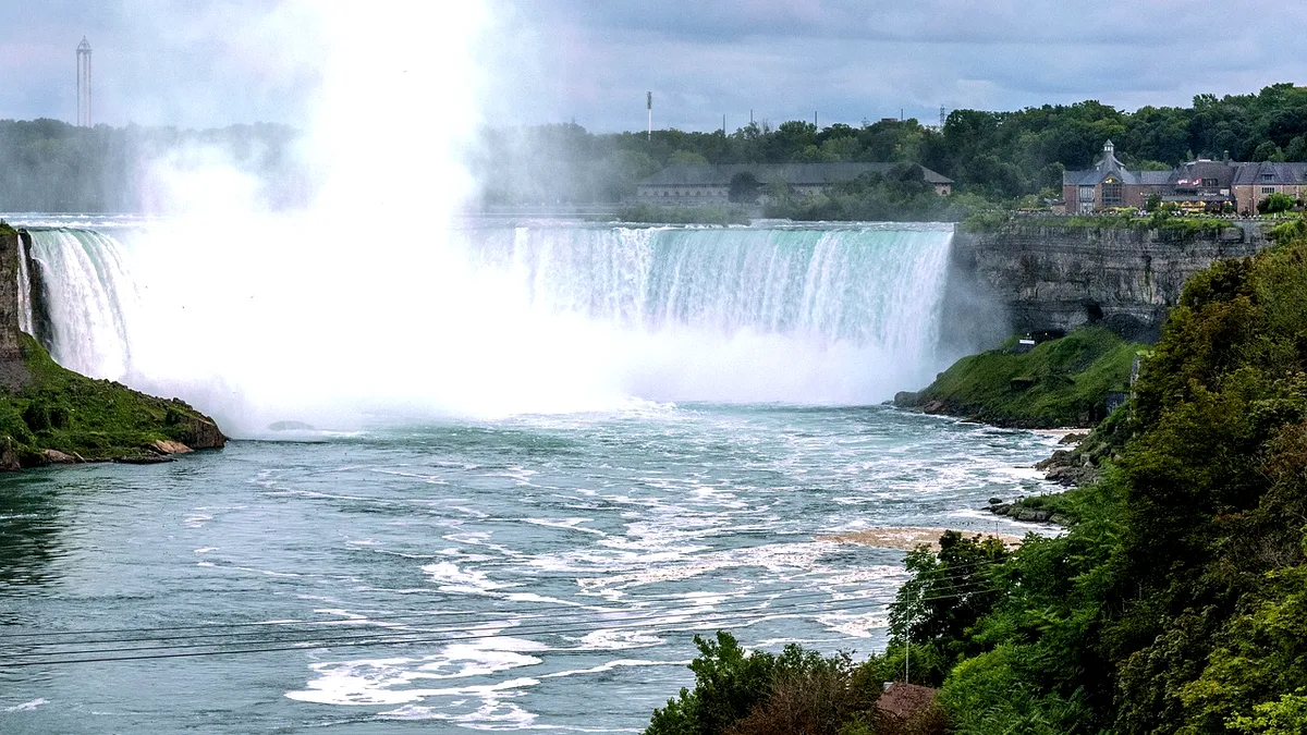 O femeie a murit după ce a căzut cu mașina în Cascada Niagara. Operațiuni dramatice de salvare VIDEO