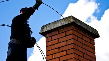 Anotimpul coșarilor. Românii care se încălzesc cu sobe dau bani grei pe curățarea hornurilor. Un horn, 500 de lei!