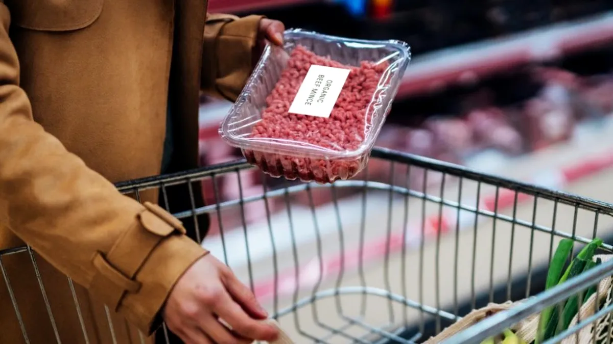 Alertă alimentară: Carne tocată contaminată, retrasă din magazine