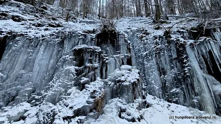 Spectacol natural în Valea Jiului: Cascadele înghețate din Cheile Jiețului, magnet pentru turiștii străini