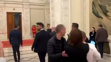 Incident la Parlament: Jurnaliști bruscați de un ofițer de presă în încercarea de a-l aborda pe premierul Ilie Bolojan