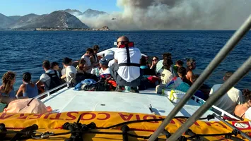 Panică în Mediterana! Au fugit de pe plajă cu barca, din Sardinia