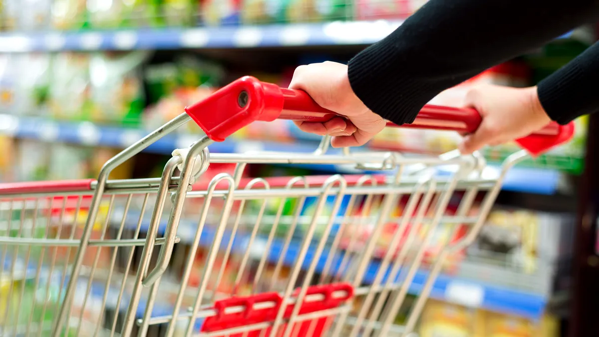 Semnale mixte pentru economia României: consum slăbit, cerere totală încă pozitivă