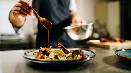 Jobul la care ești plătit să mănânci. Experiența culinară care îți aduce o sumă considerabilă