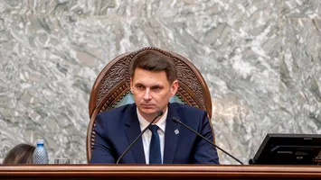 Coaliția politică „a murit” în luna mai, dar președintele Senatului încă rezistă! PSD și AUR se fac că nu văd ultima rezistență liberală din Parlament!