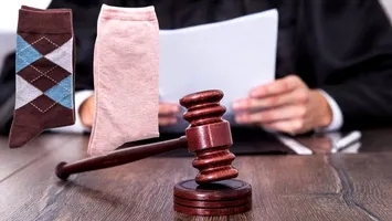 Român condamnat la închisoare după ce a furat două perechi de şosete. A spus că îi era frig