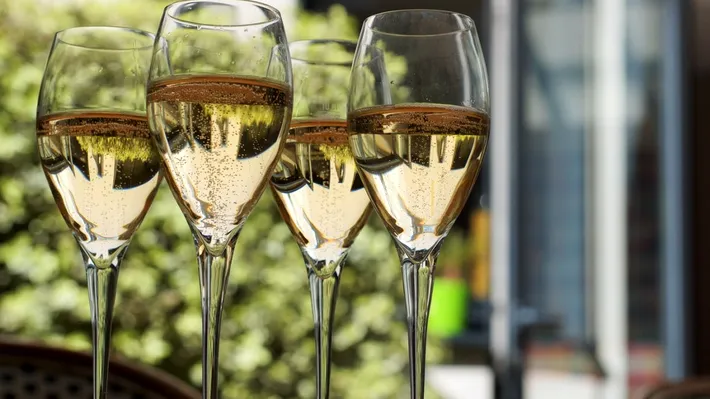 Scumpirile la alcool schimbă comportamentul de consum. Ce ajunge pe masa de sărbători