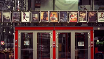 Penalizată cu tarife uriaşe, China nu mai cumpără filme de la Hollywood. Ce filme au fost cenzurate, modificate sau interzise în anii comerţului liber