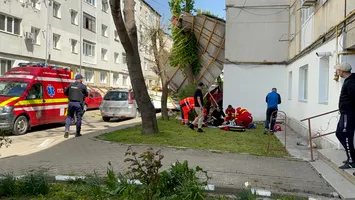 Vântul extrem face prima victimă. Un bărbat a murit după ce un acoperiș s-a prăbușit peste el (VIDEO)