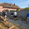 400 de voluntari au renovat gratuit casele bătrânilor dintr-un sat din România