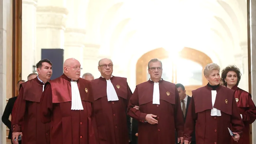 CCR, cheltuieli fără număr din bani public: bilete la clasa business, stilouri de peste 20.000 de euro, schimburi de experiență în Dominicană