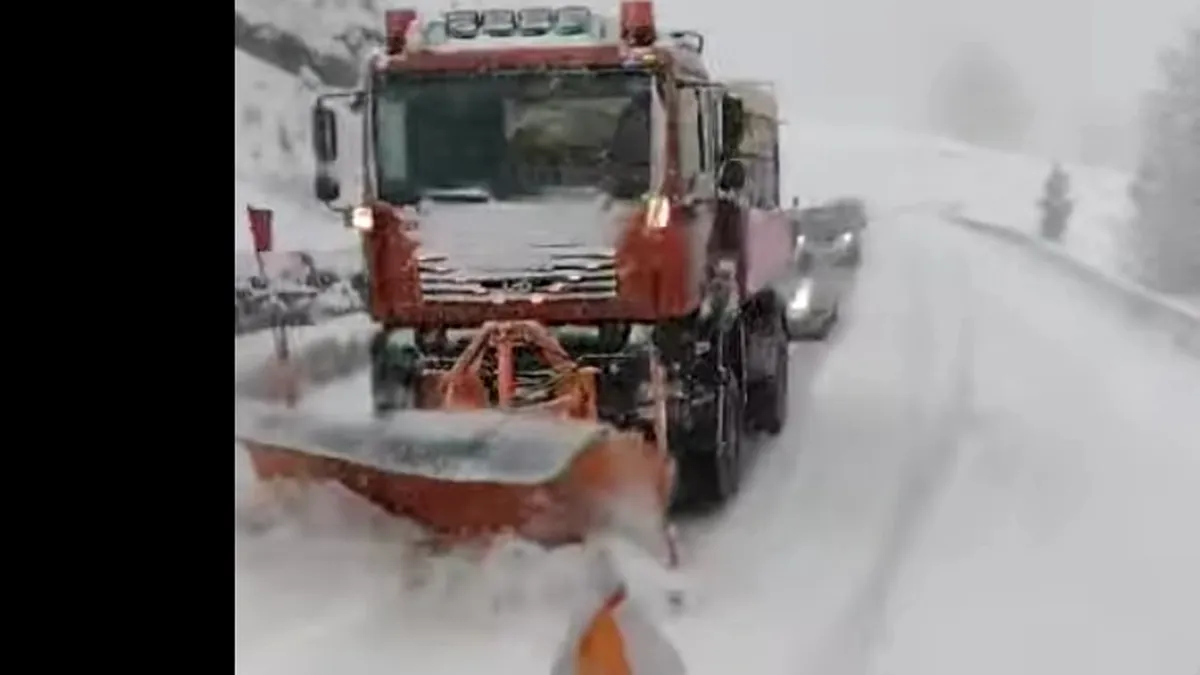 A nins la munte, în prima zi de primăvară. Drumarii au intervenit cu utilajele (VIDEO)