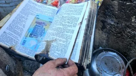 Miraculos: o Biblie cu bani ascunși, singurul obiect care nu a fost ars într-un incendiu. Totul s-a făcut scrum