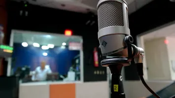 Viitorul sună tehnologic: Un post de radio și-a concediat jurnaliștii și i-a înlocuit cu „prezentatori” AI