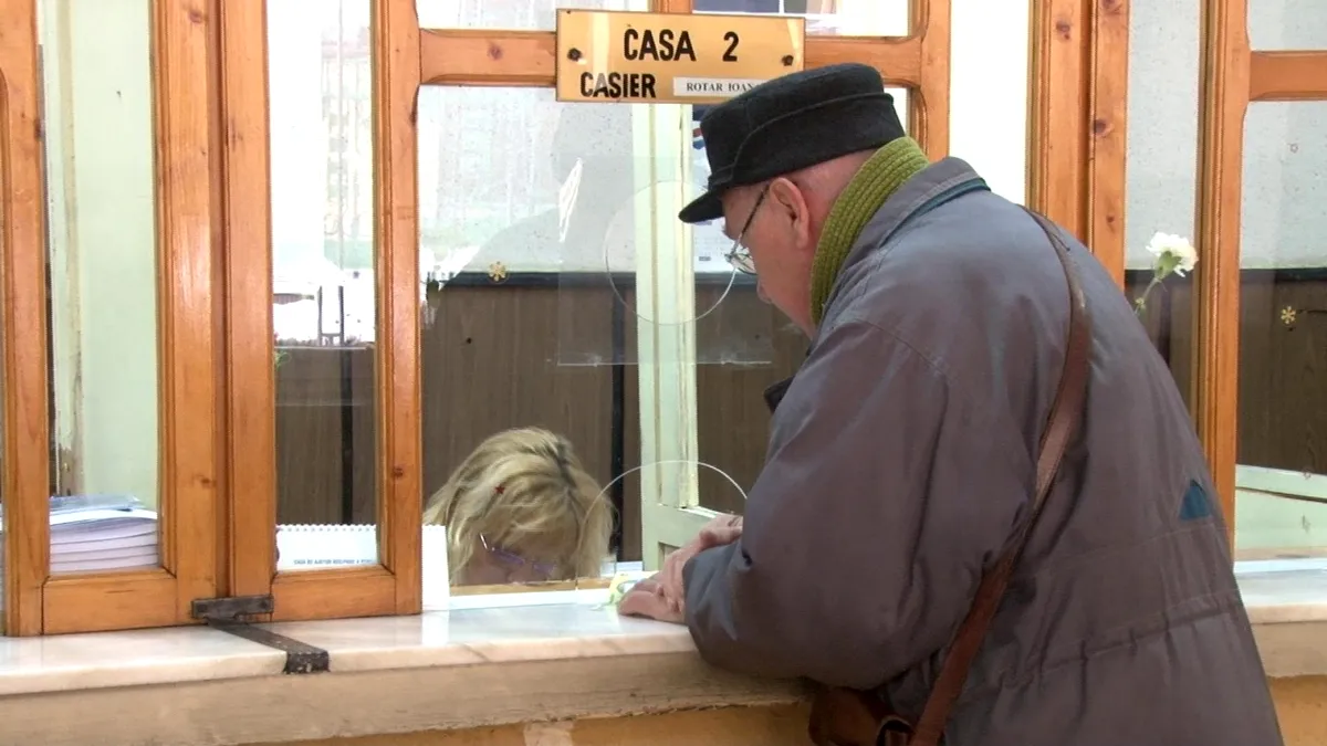 Casiera CAR – ului a băgat în buzunar aprope 900.000 de lei, cu acte în fals