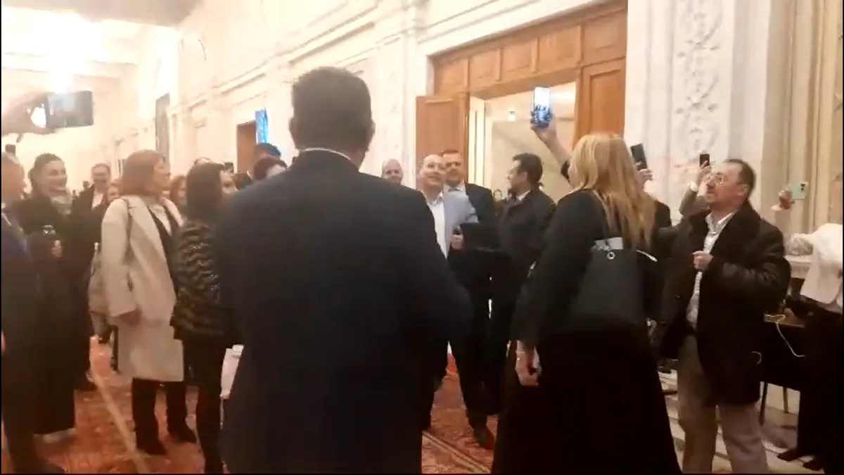 Șoșo: ”Șou” cu colinde pe holul Parlamentului VIDEO