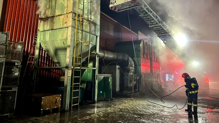 Incendiu într-o hală unde se produceau componente auto. 84 de persoane s-au autoevacuat la timp