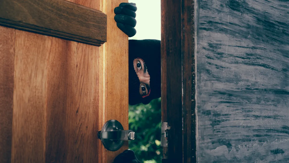 Furt ca-n filme pe pârtie: doi români au târât un seif prin zăpadă, în Austria