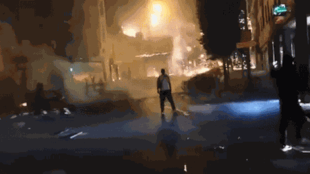 Franța arde! Un protestatar cu motocicleta trage pe asfalt o drujbă pornită VIDEO