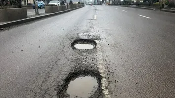 Mașina stricată de gropile din București? Cine plătește reparațiile