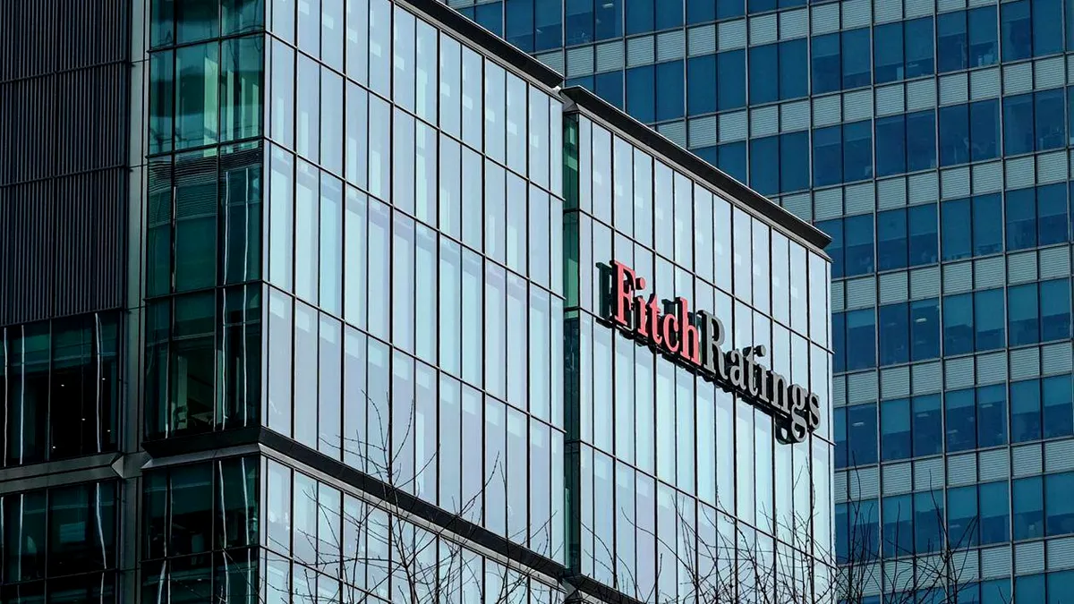 Agenția Fitch revizuiește ratingul României, de la negativ la stabil 