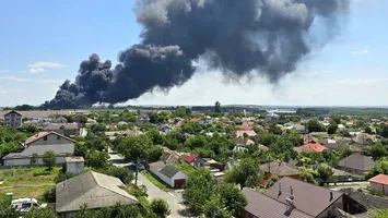 Incendiu uriaș pe DN2A, după impactul dintre o autocisternă cu benzină și un buldoexcavator. Traficul a fost blocat, iar pompierii au intervenit cu roboți