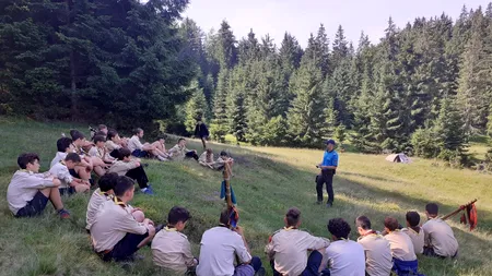 Micii cercetași sunt oaspeții vânătorilor de munte de la Predeal