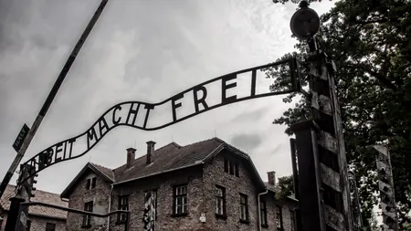 Turist arestat după ce a făcut un salut nazist la poarta Auschwitz