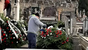 Un oraş din România spune „adio” coroanelor de flori în cimitire. Banii sunt mai de folos