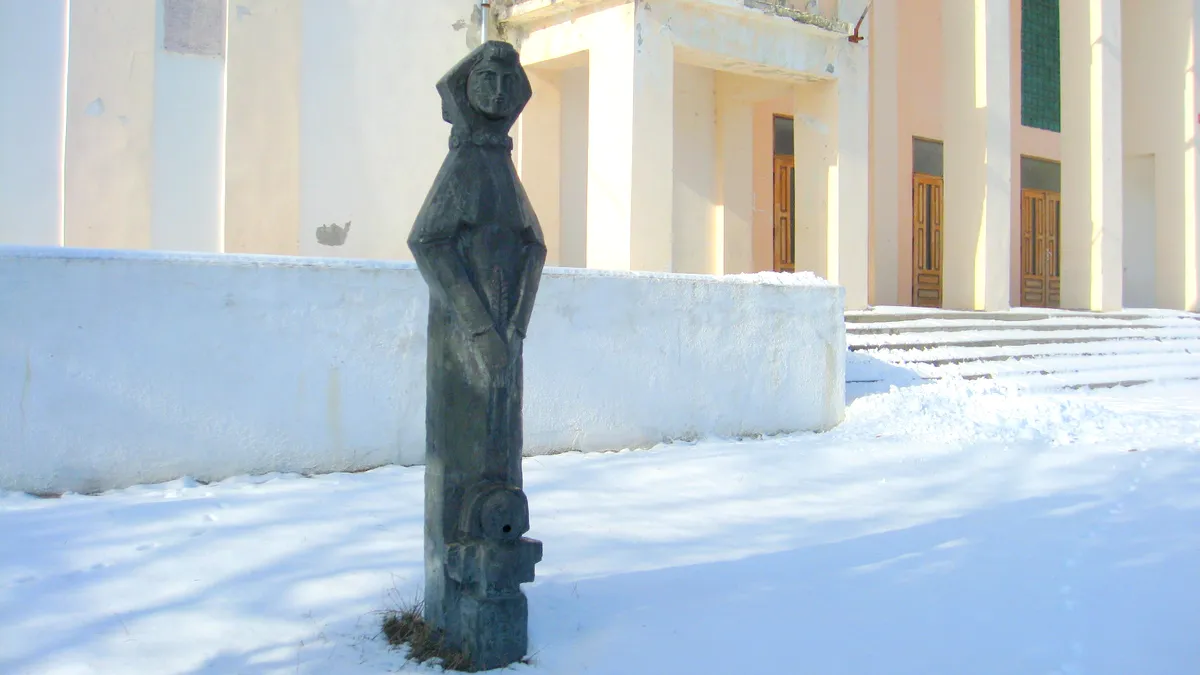 Cum a fost salvată o statuie a sculptorului Gheorghe Anghel după ce activiștii PCR au îngropat-o