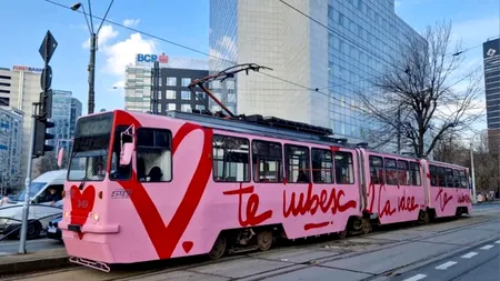 Tramvaiul roz bombon al doamnei Esca s-a pus pe șine prin București
