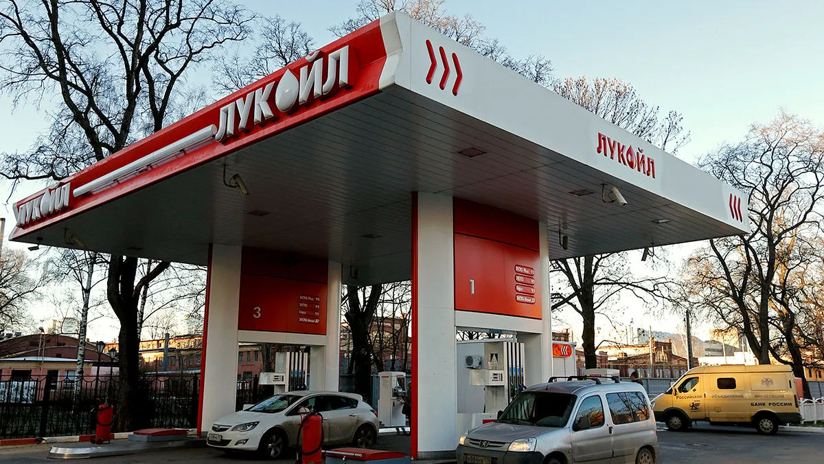 Italia: Ministrul Energiei speră că un investitor străin va cumpăra rafinăria Lukoil