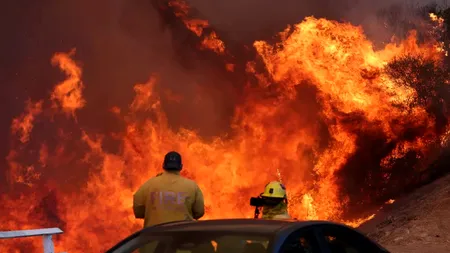 Flăcările mistuie case în Los Angeles County, mii de locuitori evacuați
