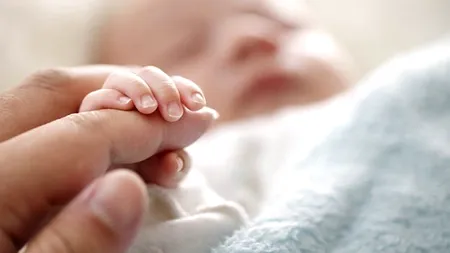 Tichete sociale pentru bebeluși. Româncele care nasc în 2023 pot primi 2.000 de lei de la stat