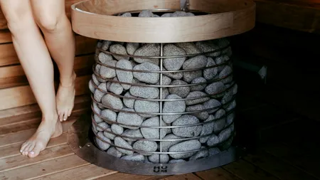 O tânără desfigurată în saună cere daune record de 4,5 milioane de euro. Sechestru pe averea firmei