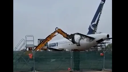 Imagini dureroase cu sfârșitul Airbus-ului A318 ”Traian Vuia” de la TAROM: tăiat și trimis la fiare vechi