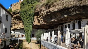 Orașul unic ascuns sub stâncă, o bijuterie pe care mulți turiști o ratează
