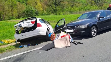 Accident în lanț, în Caraș Severin. 5 mașini au fost implicate. O persoană a decedat, alte 3 sunt grav rănite (FOTO)