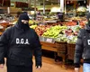 Angajaţii unor lanţuri de supermarketuri, anchetaţi pentru mită. Primeau bani să treacă cu vederea marfa alterată